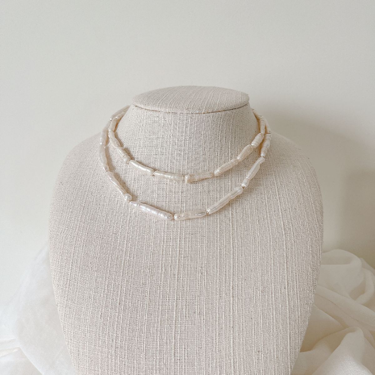 Best Pearl Necklaces: Freshwater vs Akoya, Knotting and Clasps